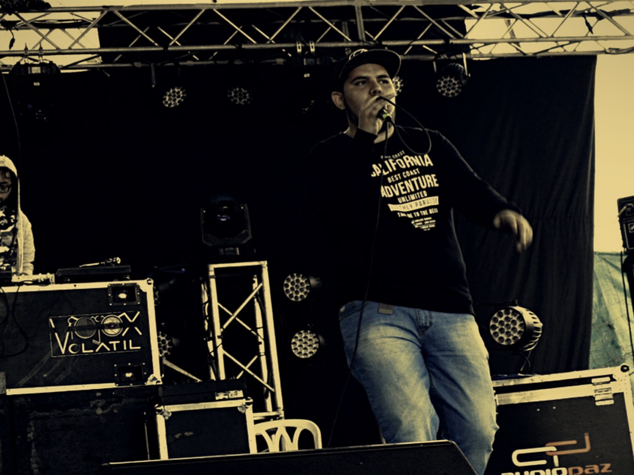JuancMic interpretando en tarima